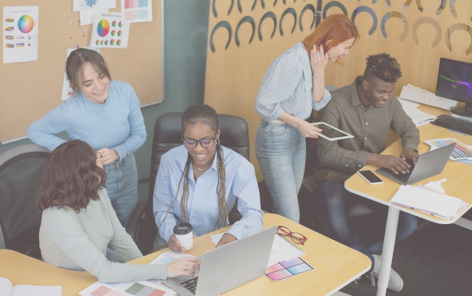 Equipo analizando datos de transacciones financieras