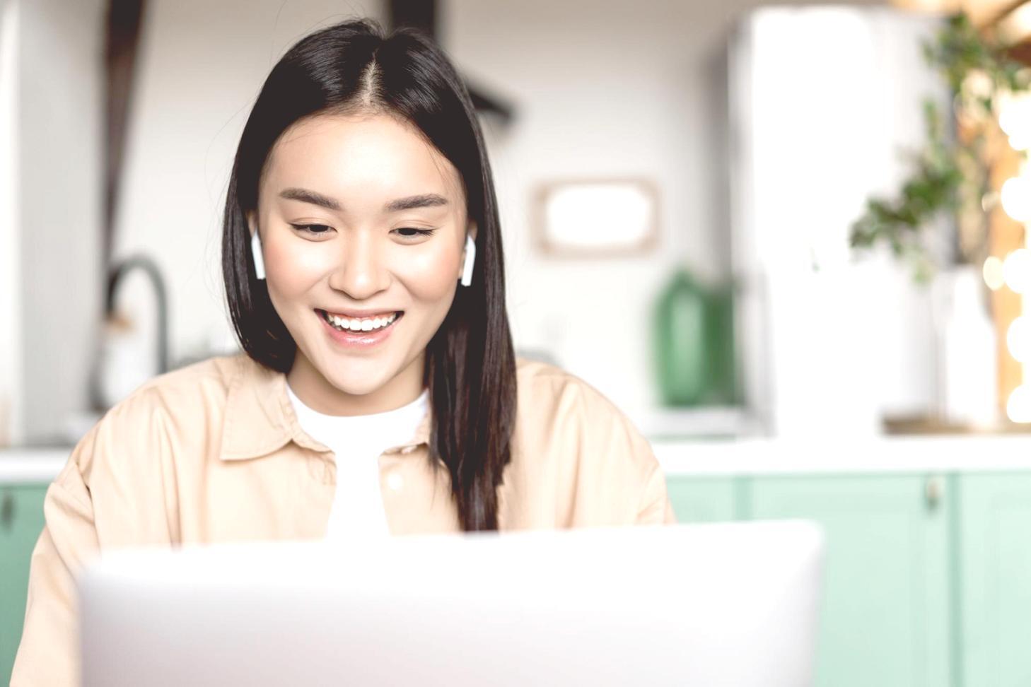 Equipo empresarial trabajando en ejercicios prácticos de detección de fraude