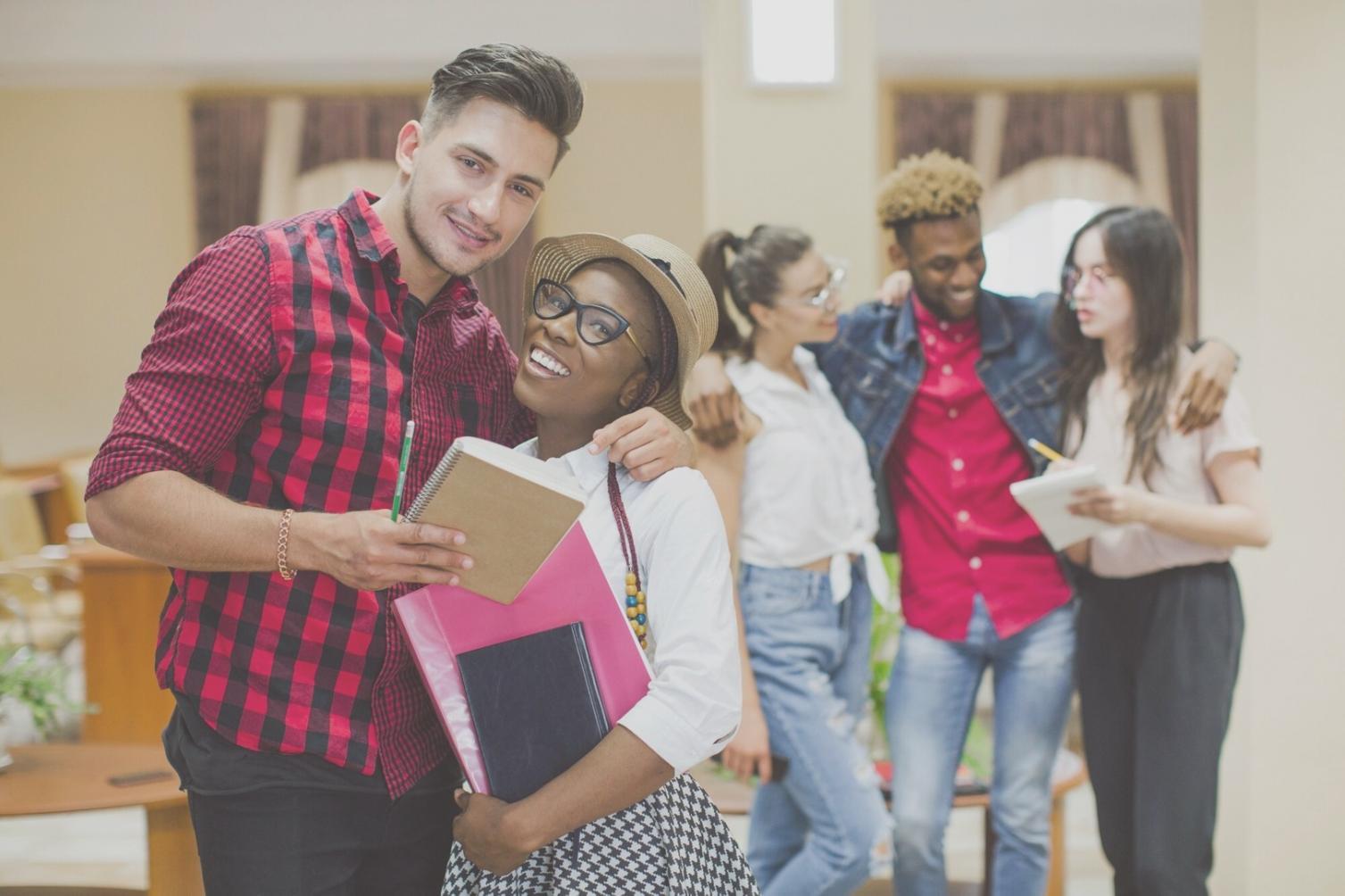 Escritorio preparado con especificaciones técnicas adecuadas para análisis de transacciones financieras