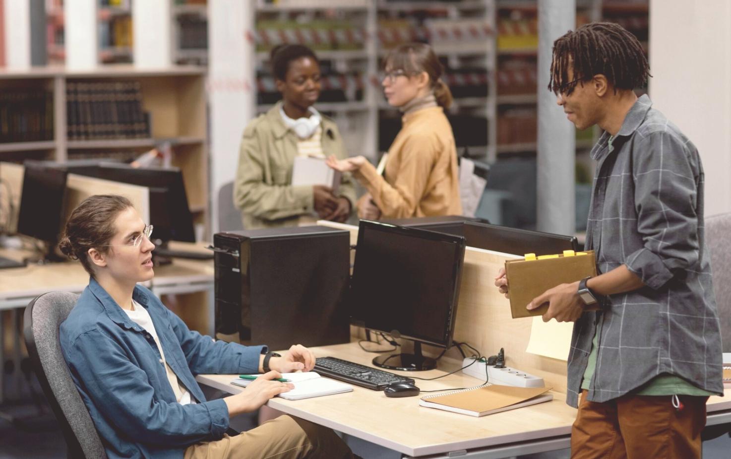 Profesional analizando datos de seguridad financiera en pantalla