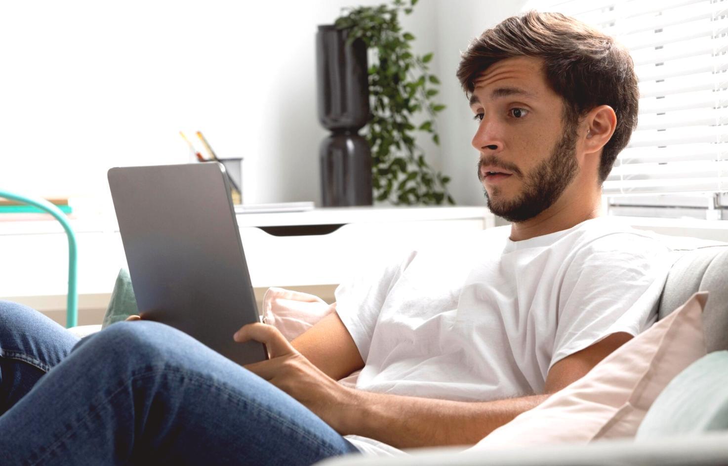 Profesional revisando documentación financiera y detectando irregularidades